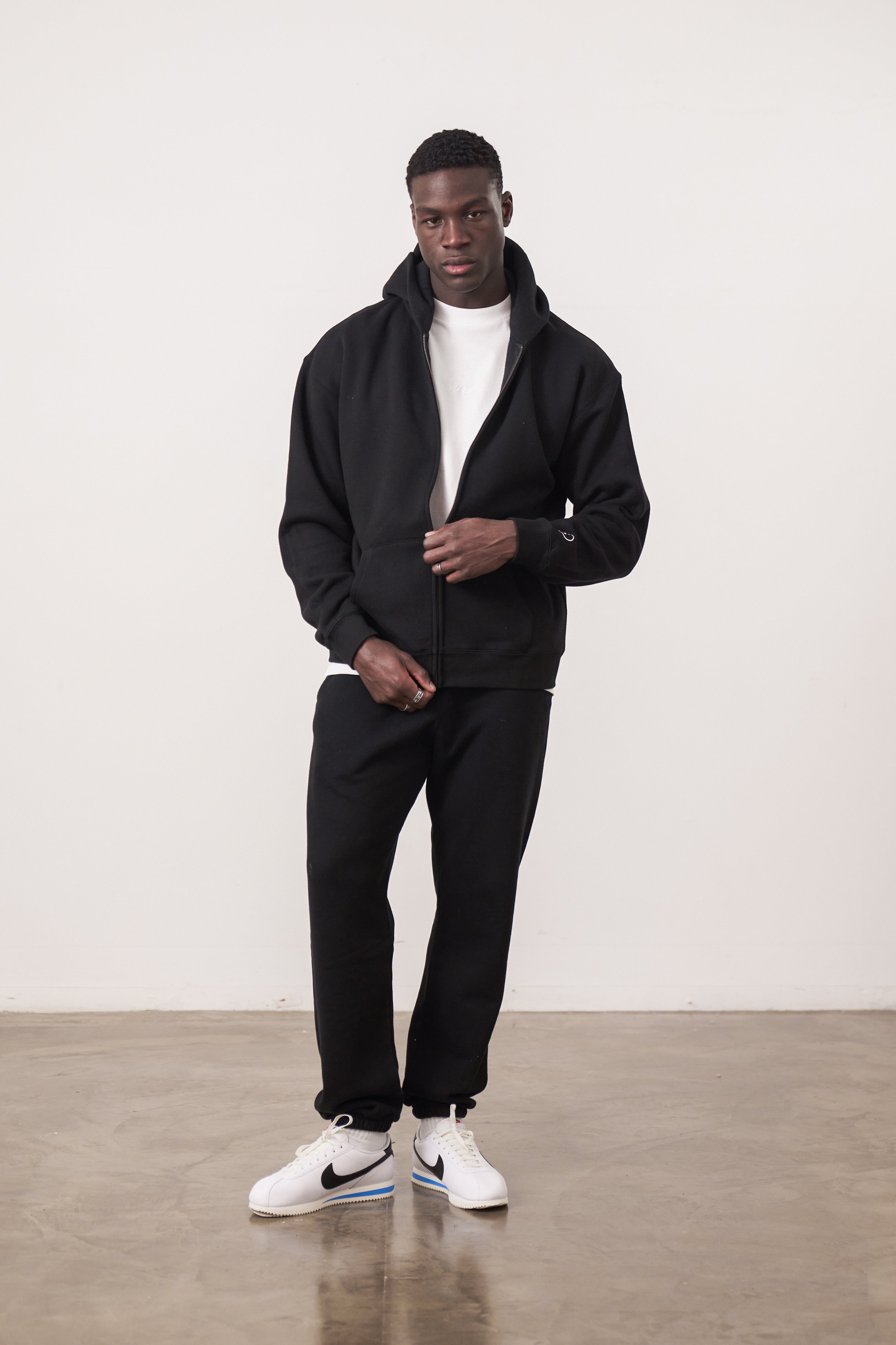 【やま】ESSENTIALS BkClassic Full Zip-Up Fear of God ESSENTIALS Vintage Black Classic Full Zip Hoodie | Pacsun