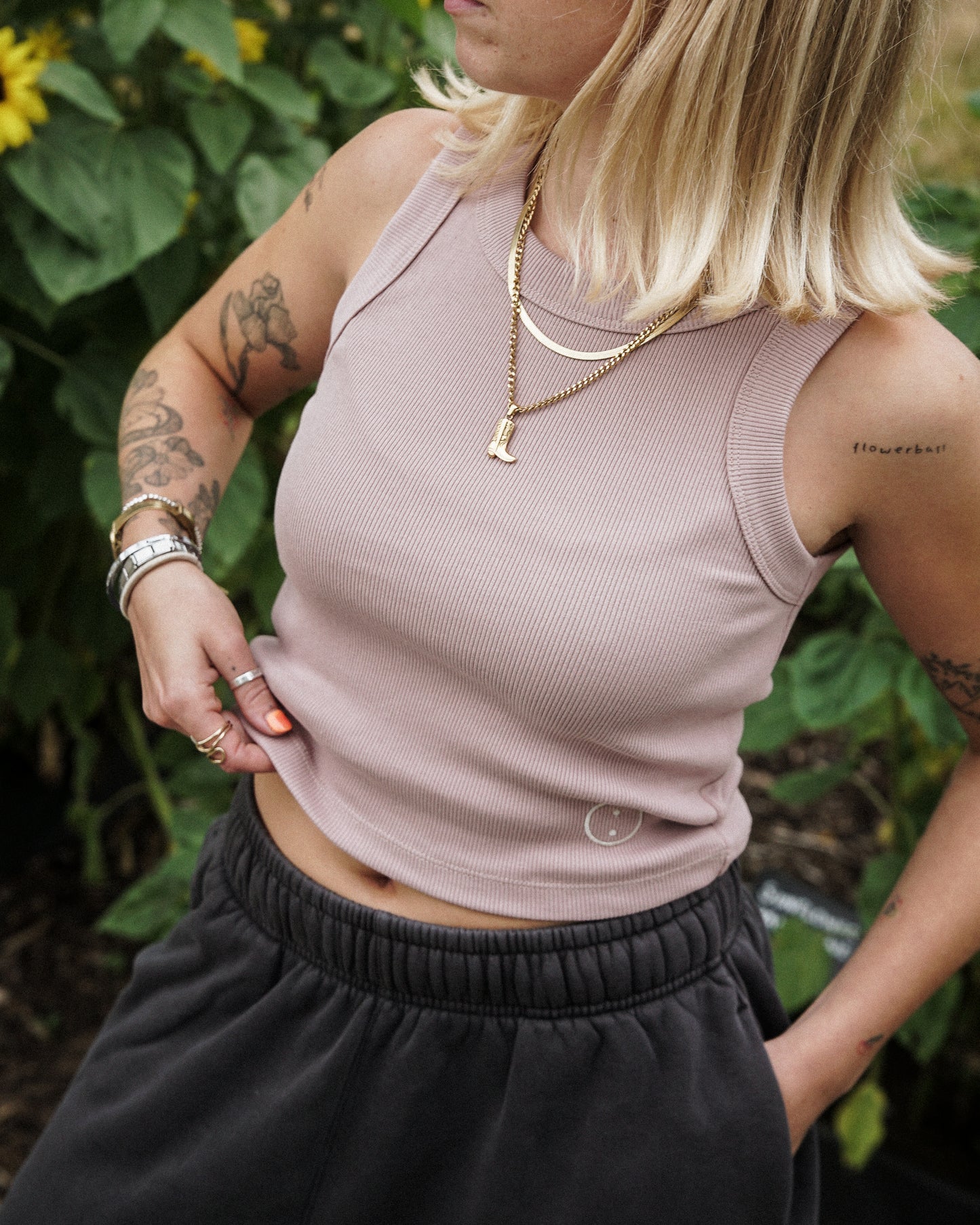 Essentials WMNS Embroidered Crop Rib Tank - Hazy Pink