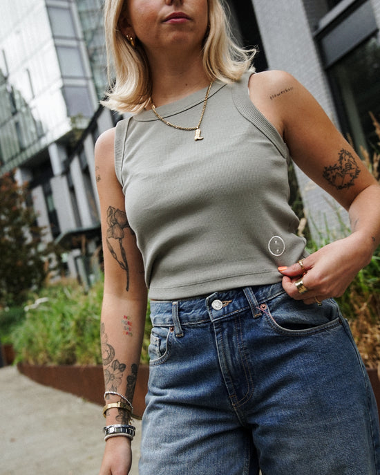 Load image into Gallery viewer, Essentials WMNS Embroidered Crop Rib Tank - Eucalyptus

