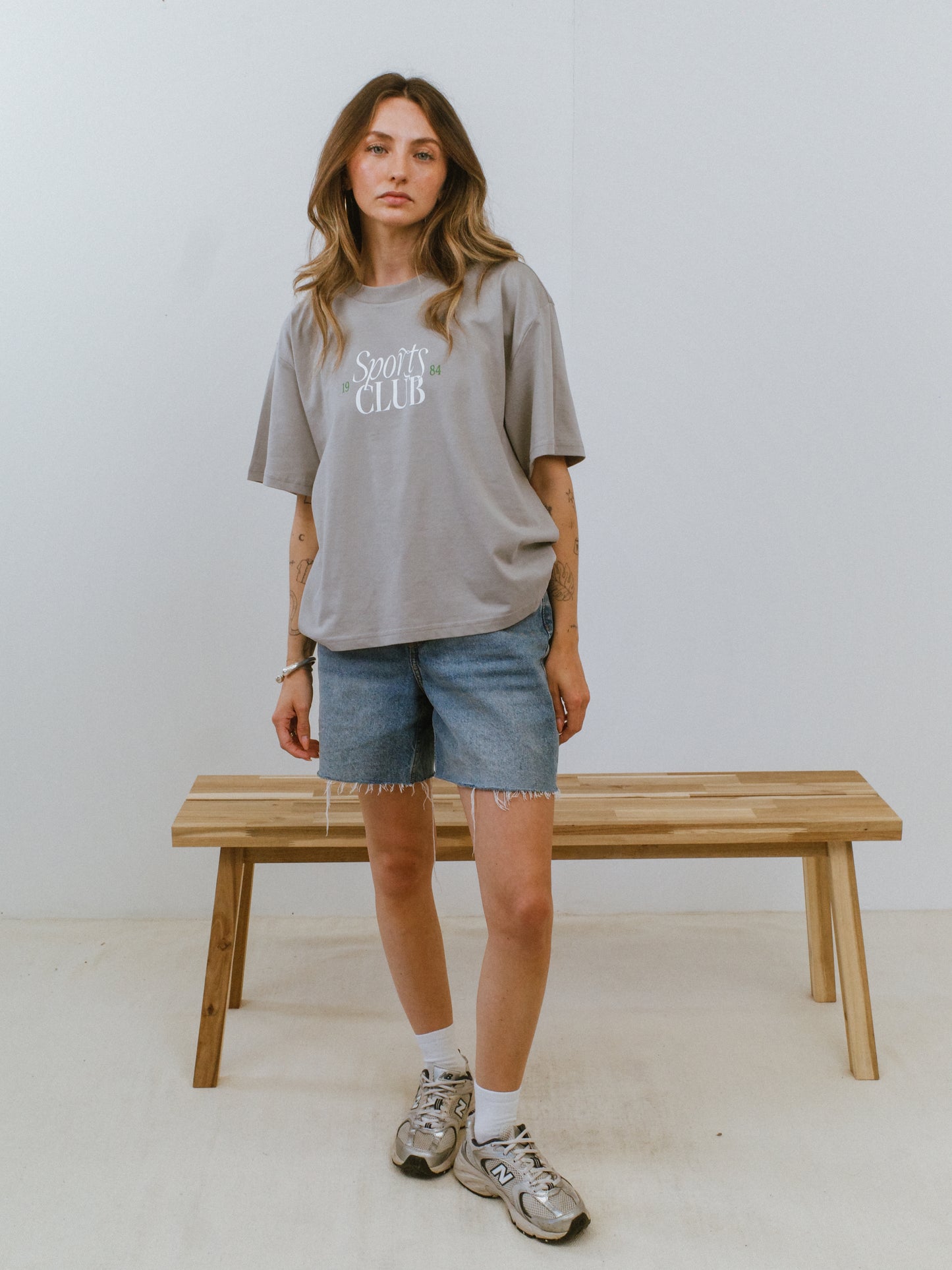 Load image into Gallery viewer, Vice  84 WMNS &amp;#39;Sports Club&amp;#39; Staple Tee - Storm Grey
