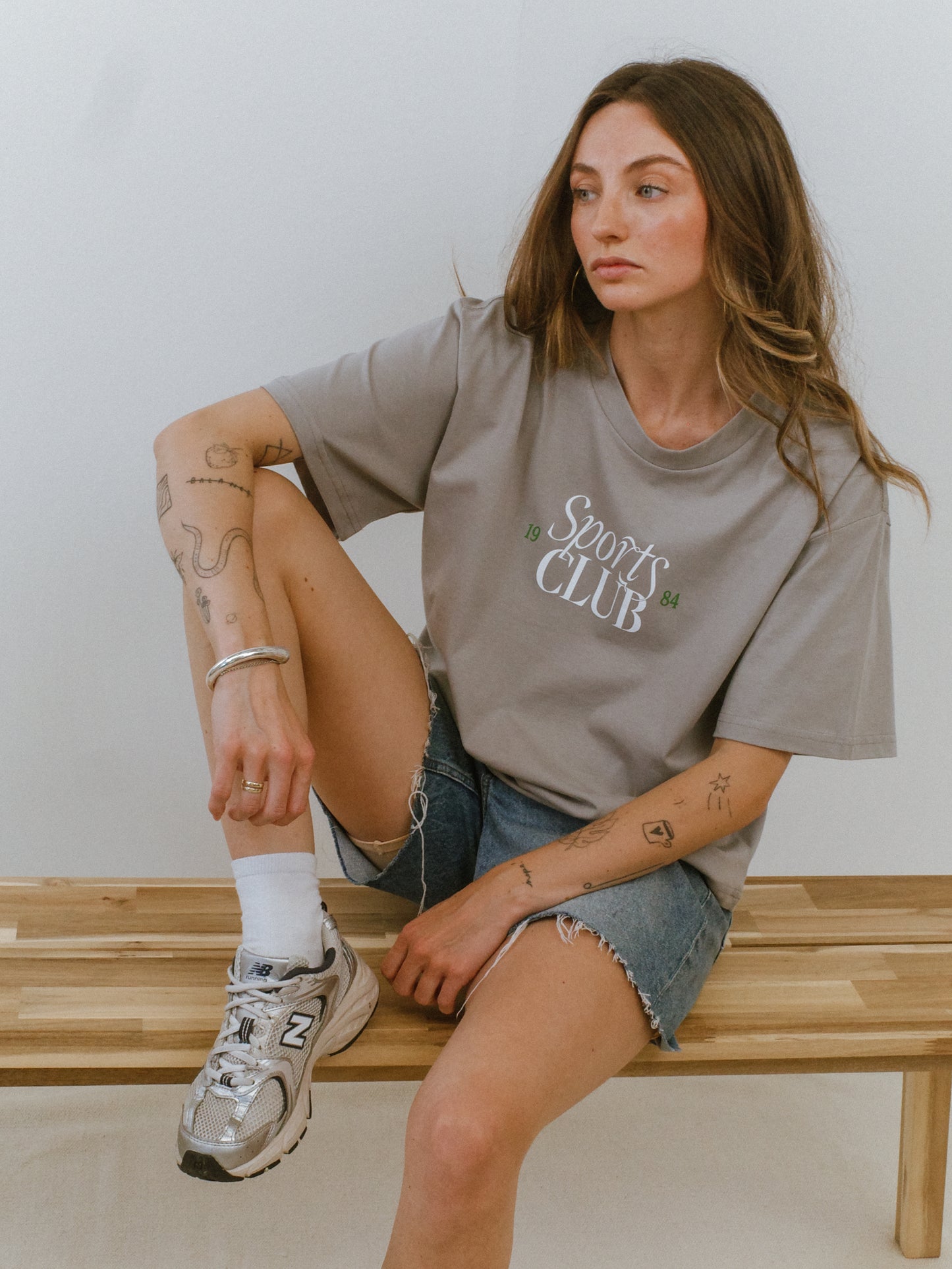 Load image into Gallery viewer, Vice  84 WMNS &amp;#39;Sports Club&amp;#39; Staple Tee - Storm Grey
