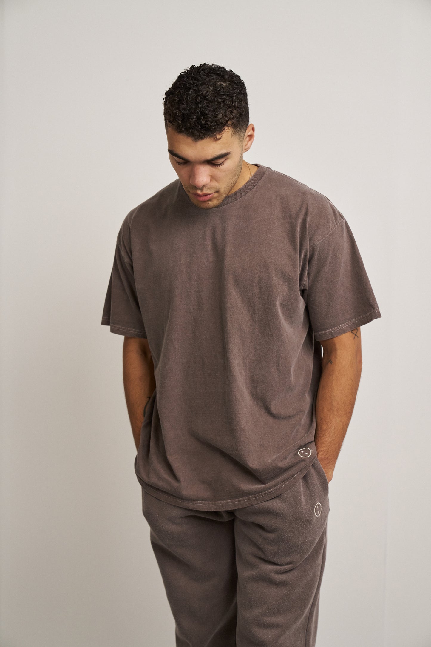 Load image into Gallery viewer, Essentials Vintage Washed Tee - Cocoa
